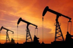 النفط يقترب من 57 دولار للبرميل متأثرا بتراجع المخزون الأمريكي