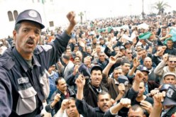 عشرات اعوان الحرس البلدي يحتجون  للاسراع في تلبية مطالبهم  في تيبازة