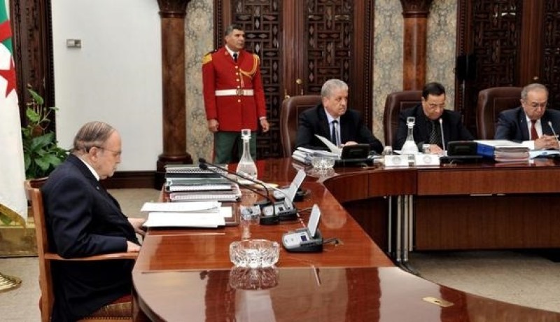 بوتفليقة يوقع على خمسة مراسيم تتضمن المصادقة على إتفاقيات تعاون