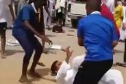 فيديو مثير لطلاب يعتدون على معلمهم في السعودية