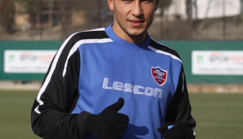 حمـرون يواجه انتقادات لاذعة في رومانيا بعد نشره صورا شبه عاريا وتقليده كريستيانـو رونالـدو