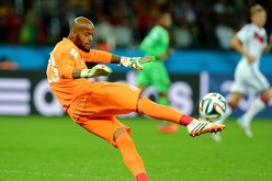 بالصور  مبولحي يوقع رسميا لصالح هذا الفريق