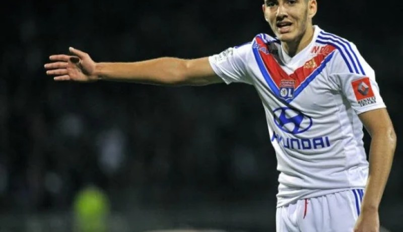 الفيفا تؤهل بن زية لتقمص ألوان الخضر