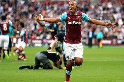 بالفيديو.. فيغولي يحرج نجم ليفربول ميلنر ويُرقصه يمينا وشمالا