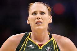 لاعبة السلة جاكسون تحمل علم استراليا في أولمبياد لندن 2012