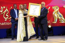 وزير الاتصال يسلم للفنانة المصرية ليلى علوي درعا تكريميا