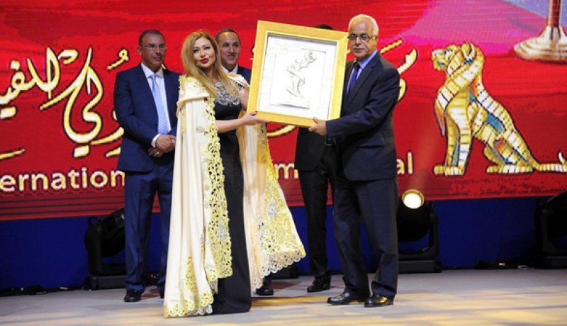 وزير الاتصال يسلم للفنانة المصرية ليلى علوي درعا تكريميا