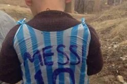 ميسي يبحث عن طفل عراقي يلبس كيسا للقمامة يحمل رقم قميصه 10