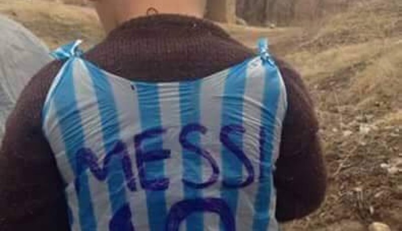 ميسي يبحث عن طفل عراقي يلبس كيسا للقمامة يحمل رقم قميصه 10