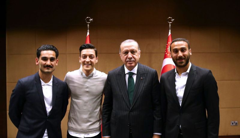 إنتقادات كبيرة لـ “أوزيل” و”غوندوغان” بسبب “أردوغان”