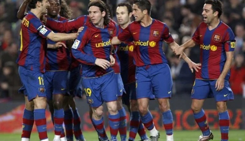 الجماهير الاسبانية ترشح البارصا للتتويج باللقب