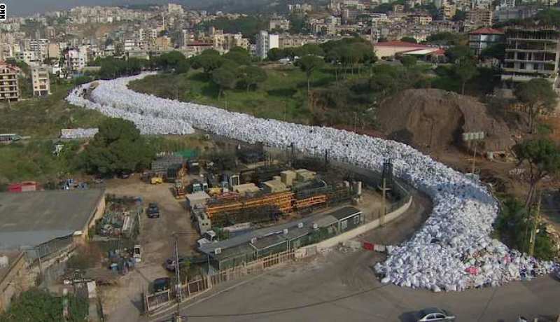 بالفيديو جبال من النفايات تغلق شوارع بيروت