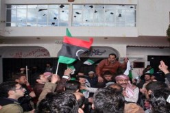 الصين تحتج لدى ليبيا على اقتحام متظاهرين لمقر سفارتها في طرابلس