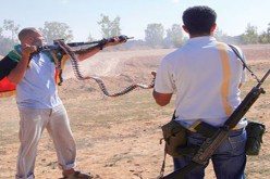 معارك عنيفة في أكبر إثنين من معاقل الزعيم الليبي المخلوع