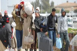 جنوح سفينة تقل 200 مهاجر قرب مرفأ إيطالي