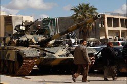 قوات القذافي تهاجم مصراته بالدبابات وانفجارات في محيط المطار