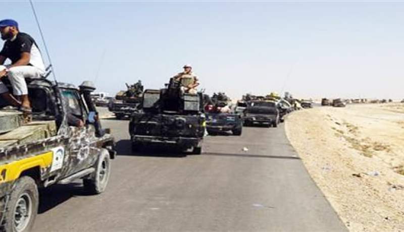 قوات المجلس الوطني الانتقالي بليبيا تواجه أنصار القذافي بطرابلس