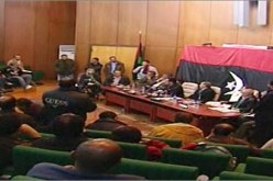 متظاهرون‮ ‬يلقون قنبلة في‮ ‬مقر المجلس الانتقالي‮ ‬ببنغازي