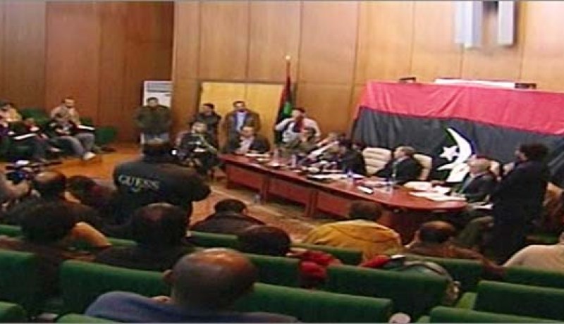 متظاهرون‮ ‬يلقون قنبلة في‮ ‬مقر المجلس الانتقالي‮ ‬ببنغازي