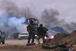 خزانات الوقود التي قصفت في مصراته ما زالت تحترق