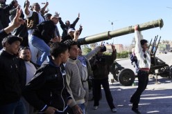 القـذافي‮ ‬يهــدد الثوار بقصف جوي