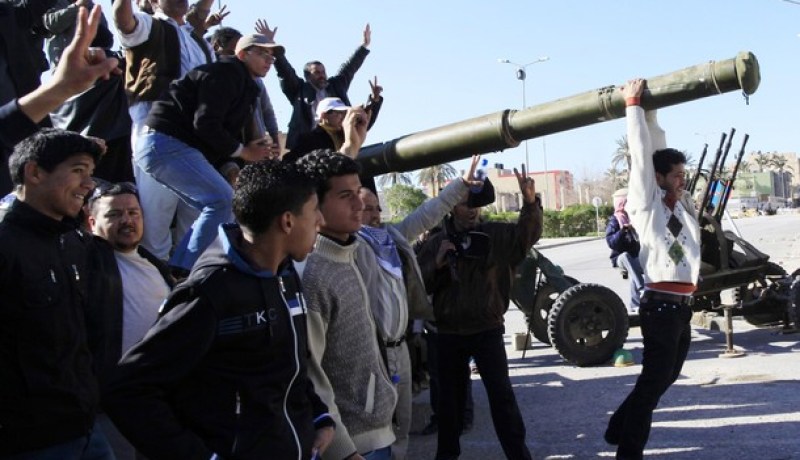 القـذافي‮ ‬يهــدد الثوار بقصف جوي