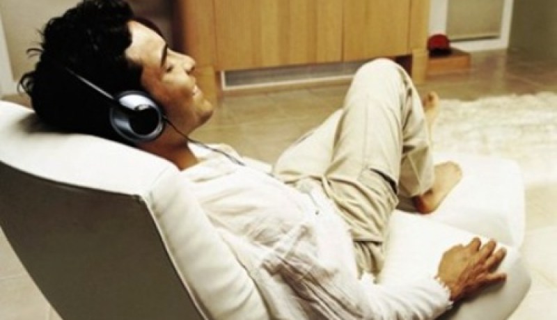 سمـاع الأغـانـي والمـوسيـقـى هـوايـة الجـزائـريـيـن حتـى وهـم نـائـمـون