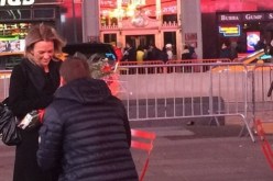 بالصور هاذاما فعله مدرب ليفربول السابق لخطيبته في الشارع