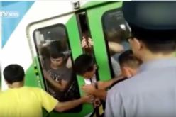 بالفيديو صيني ينجو من موت محقق بين بابي قطار