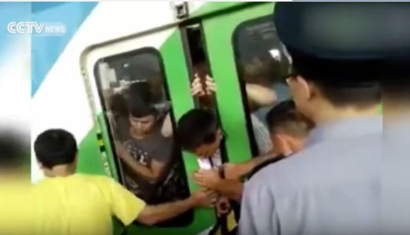 بالفيديو صيني ينجو من موت محقق بين بابي قطار
