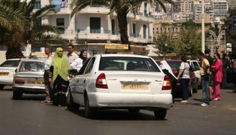 طاكسيور ينهال ضربا على شرطي بسبب مخالفتين في وهران