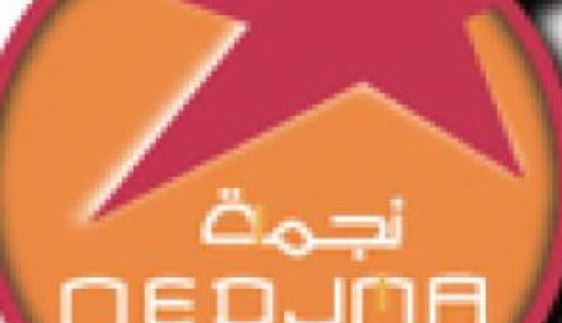 نجمة توزع آلاف الشرائح الهاتفية المجانية على المناصرين لشحذ هممهم