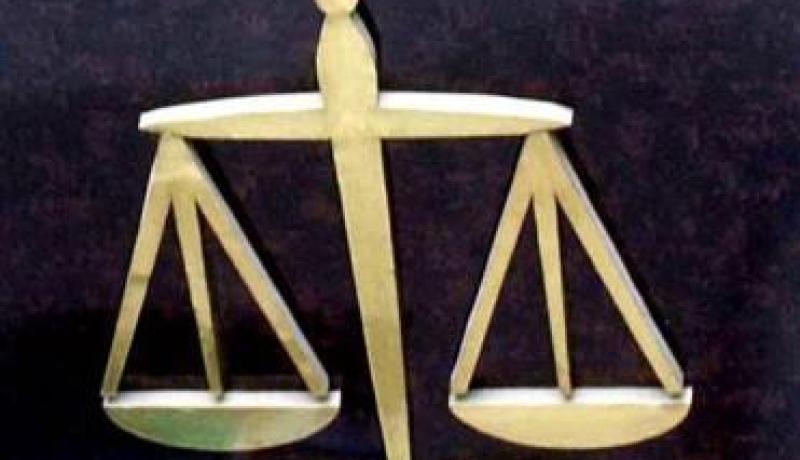 شاب يجد نفسه متورطا في قضية سرقة نفذّها شقيقه التوأم