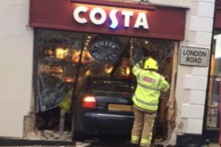 بالصور سيارة تقتحم متجرا في العاصمة البريطانية