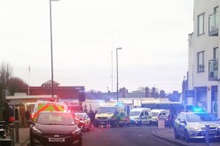 رجل يطعن راكبا ويلاحق المارة بسكين أمام محطة قطار في لندن