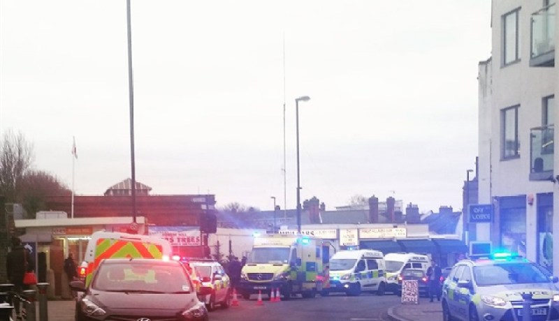 رجل يطعن راكبا ويلاحق المارة بسكين أمام محطة قطار في لندن