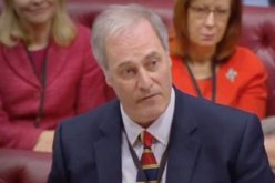 وزير بريطاني يقدم استقالته بسبب تأخره لدقائق عن اجتماع البرلمان