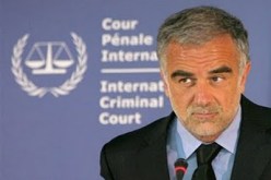 مدعي عام المحكمة الجنائية الدولية يطلب إصدار مذكرة توقيف بحق معمر القذافي