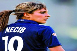 جزائرية نجمة منتخب فرنسا لكرة القدم ترفض التعري‮ ‬أمام عدسات الكاميرا