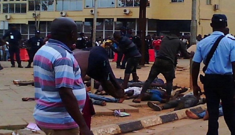 بالفيديو… وفاة 17 مناصرا في تدافع بمدخل الملعب في أنغولا