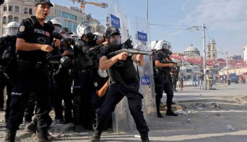 مسلحون يهاجمون متظاهرين بميدان «تقسيم» بإسطنبول