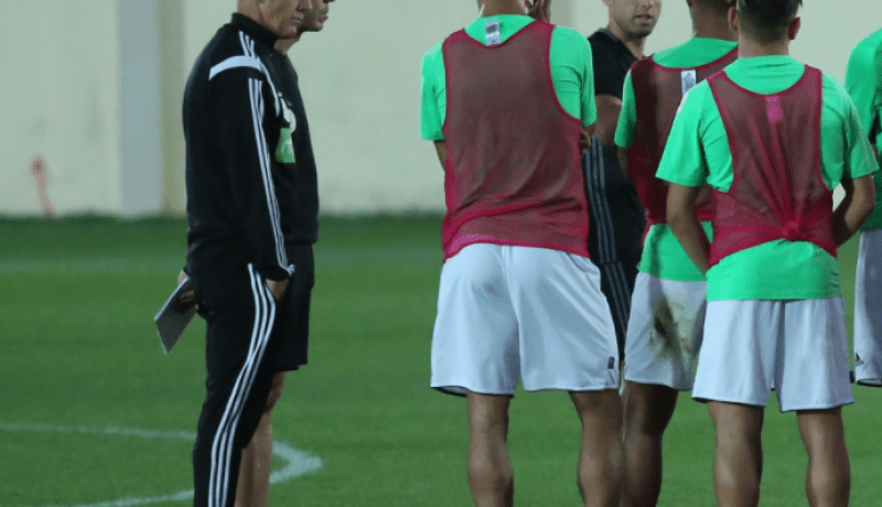 بالصور.. ألكاراز مع المحليين “فوق القلب” !