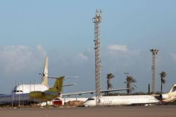 وزارة النقل الليبية.. إصابة خزانات الوقود في مطار معيتيقة جراء قصف