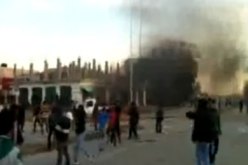 متظاهرون ليبيون يحاولون اخراج اسلاميين من مقر رئيسي