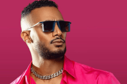 شاهد.. محمد رمضان ينزع حذائه على منصة التكريم بعد سقوطه العنيف العام الماضي