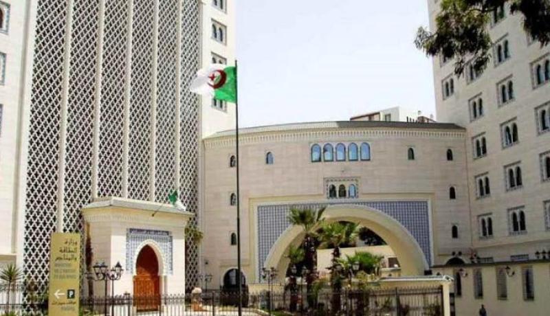 وزير الطاقة يتحادث مع السفير الإسباني حول تطوير التعاون الثنائي