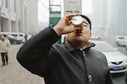 بالفيديو: مليونير صيني يبيع الهواء النقي في قوارير