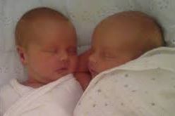 صدق أو لا تصدق إمرأة تخرج توأمها بيديها أثناء عملية قيصرية