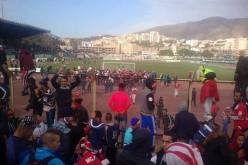 بالصور أعمال شغب في  مباراة الموب والحمراوة و دخول الأنصار لأرضية الميدان