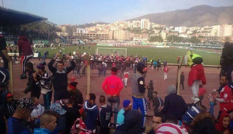 بالصور أعمال شغب في  مباراة الموب والحمراوة و دخول الأنصار لأرضية الميدان